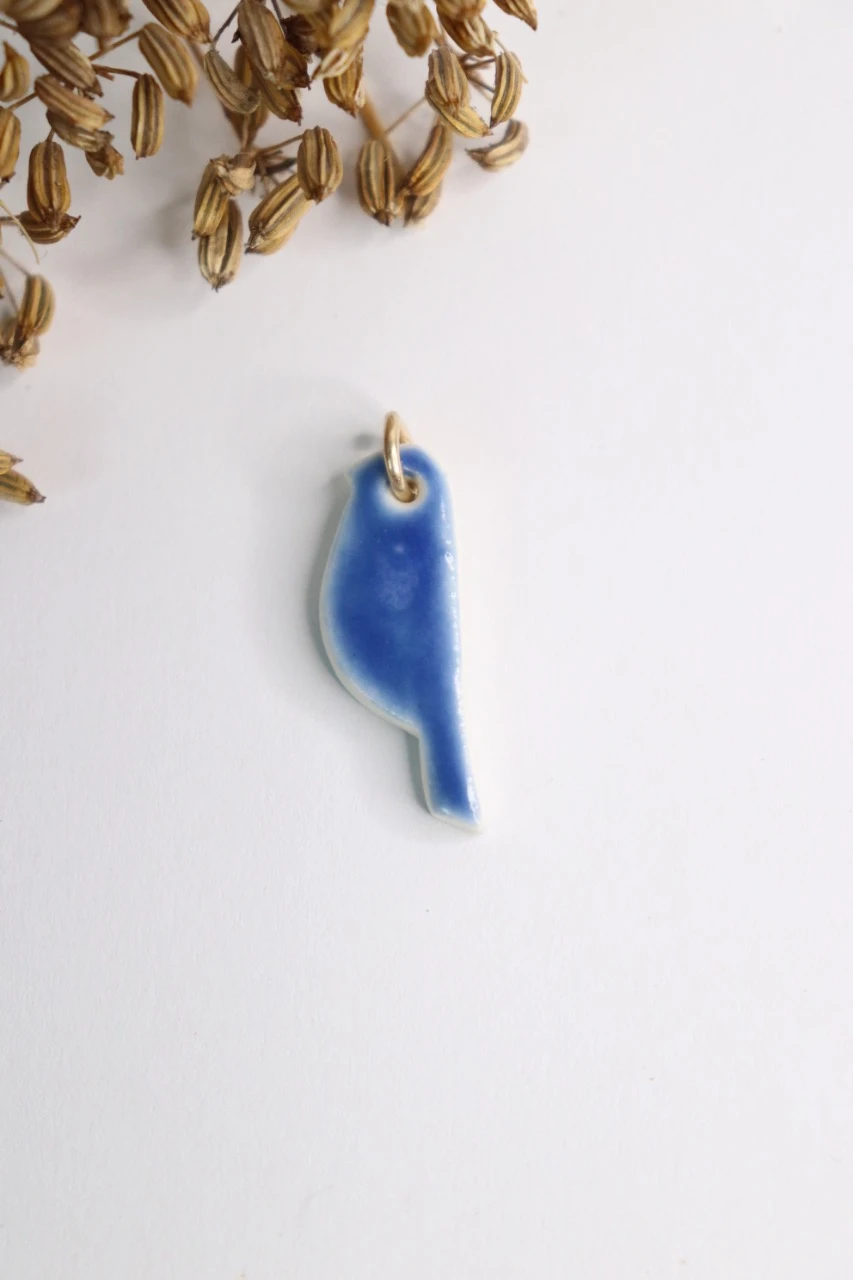Pendentif breloque charm oiseau en céramique porcelaine